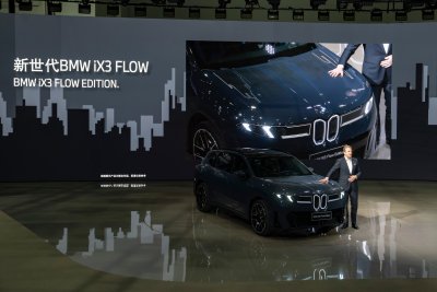 De BMW iX3 is er en hij laadt op in 21 minuten